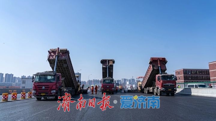 济南黄河大桥零点立交段新进展，济广高速主线桥沥青摊铺全面进行