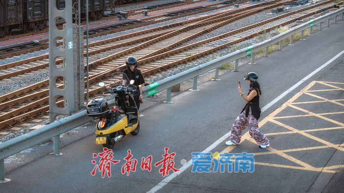 一年四季 泉在济南丨济南雨后现“丁达尔”效应，机车公园日落美景入眼成画