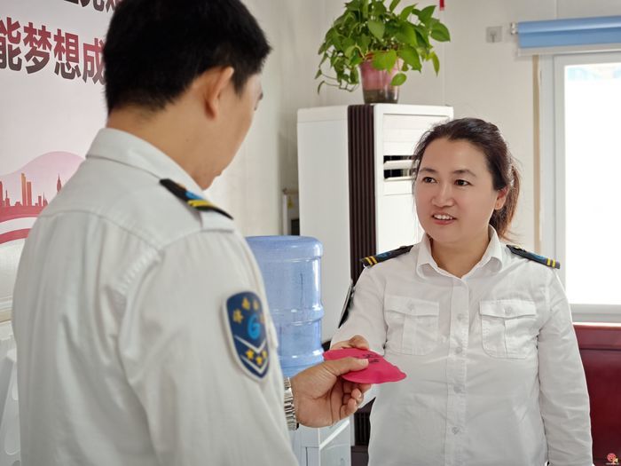 “五一”我在岗：调度守一线 初心护出行——记济南公交南部分公司二队调度员王芳节日坚守事迹