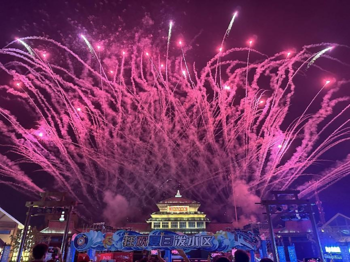 济南方特情歌告白夜浪漫开启，超长营业至24:00