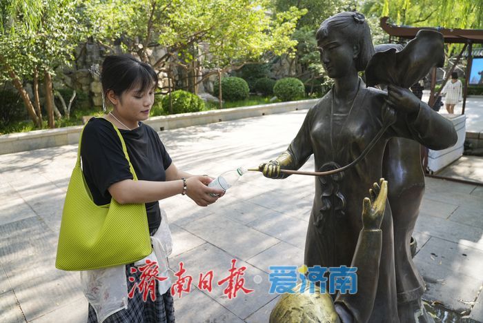 泉城夏日“炎值”爆表，市民游客泉畔觅清凉