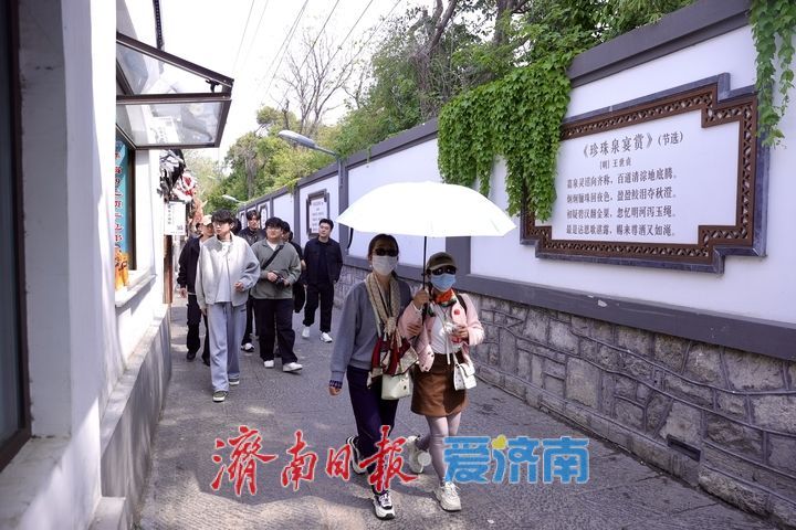 西更道街春意浓 游客漫步石板路打卡老巷