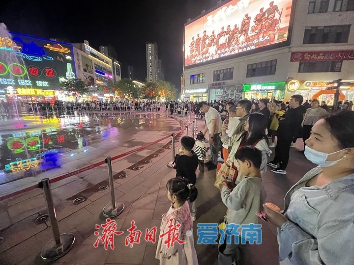 打卡音乐喷泉 感受璀璨夜景