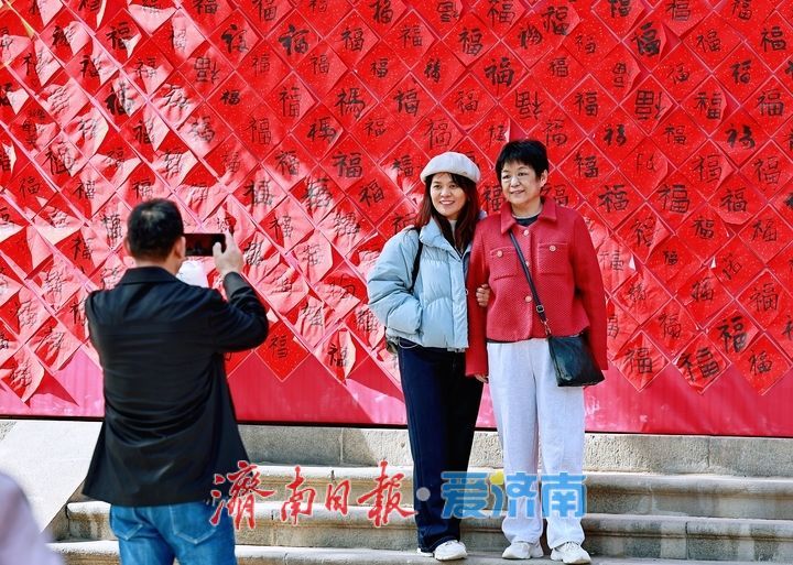 百福墙成网红打卡点 福气满满人气旺
