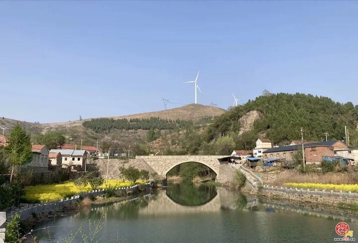 观花官庄丨一湾春水两岸山，三角湾村四月天