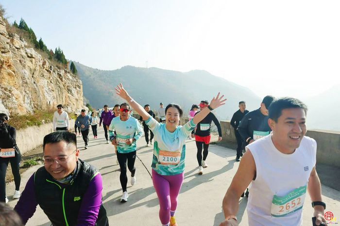 漫山红中千人竞逐！济南“一城山色·登山打卡”暨垛庄百峪大顶登山嘉年华成功举办