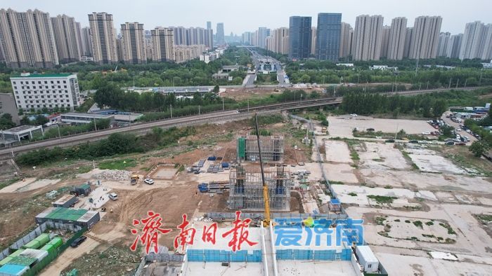 腊山河西路北延持续推进 南段部分钢箱梁已经吊装到位