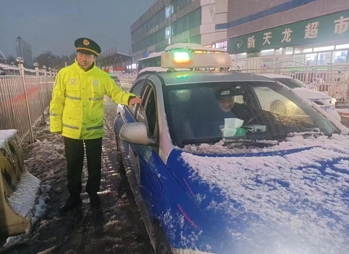 以雪为令，全市昼夜奋战扫雪除冰保畅通