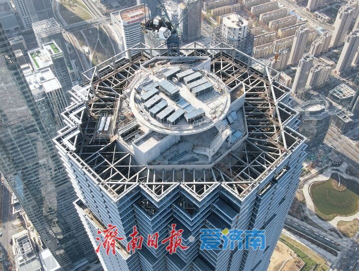项目强省会｜济南“第一高”塔冠二层单元体幕墙安装近半