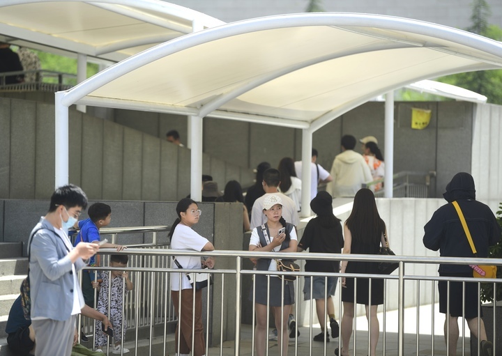 济南：省博风雨棚“上岗” 遮阳挡雨暖民心