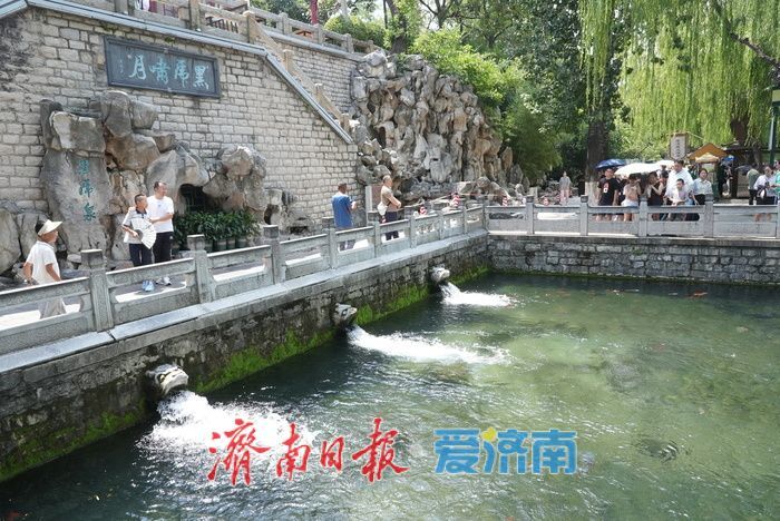 一年四季 泉在济南丨黑虎泉畔人潮涌 虎头喷玉引客来