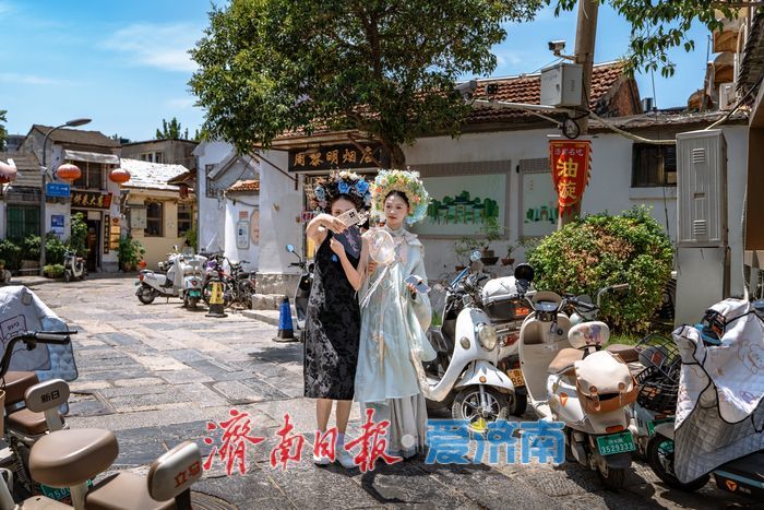 一年四季 泉在济南丨青石板巷卧蝉音，辘轳把子街展现济南老街韵味