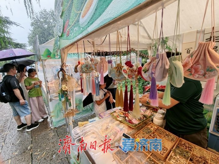 泉韵市集焕活力 趵突泉文创受追捧