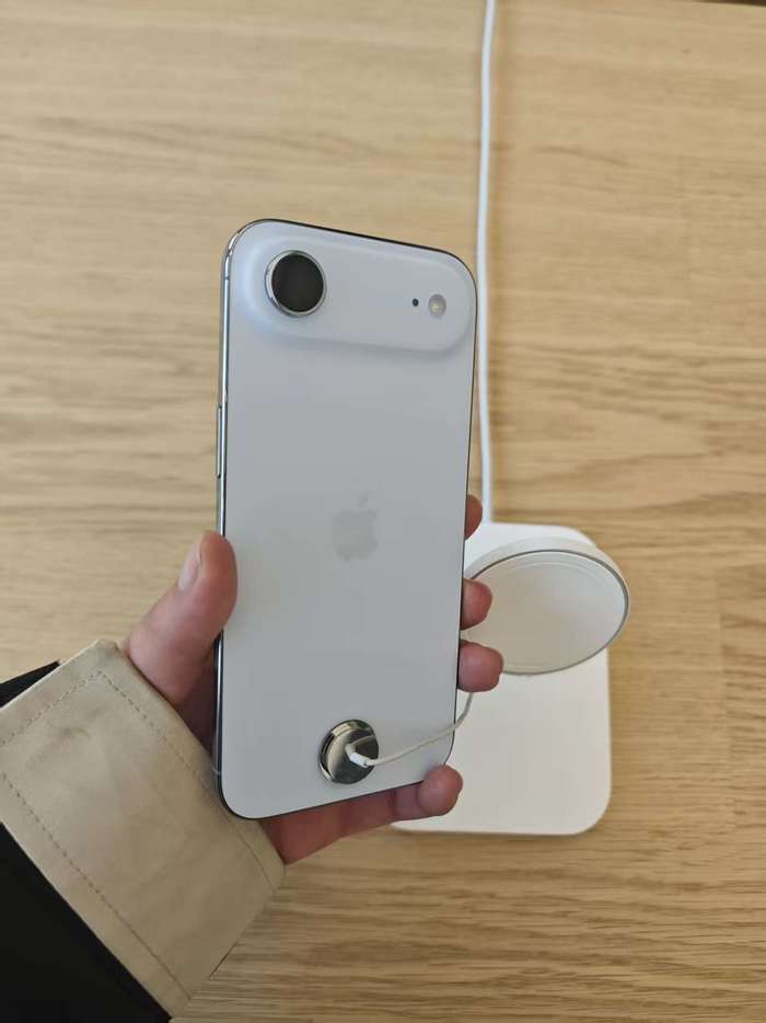 iPhone17Air国内开售首日，记者实探济南直营店：有少量现货，512g内存版本售空