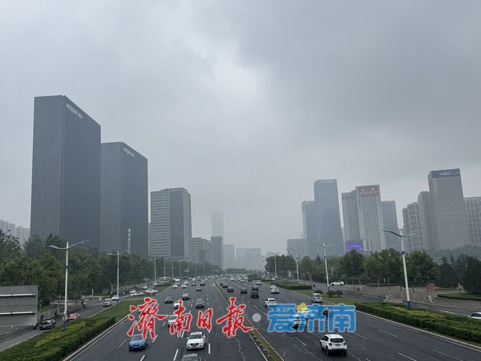 雨后雾笼泉城 济南中央商务区现朦胧之美