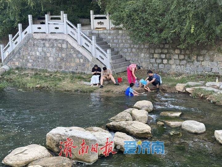 高温周末寻清凉 龙鼎滨水公园成市民戏水好去处