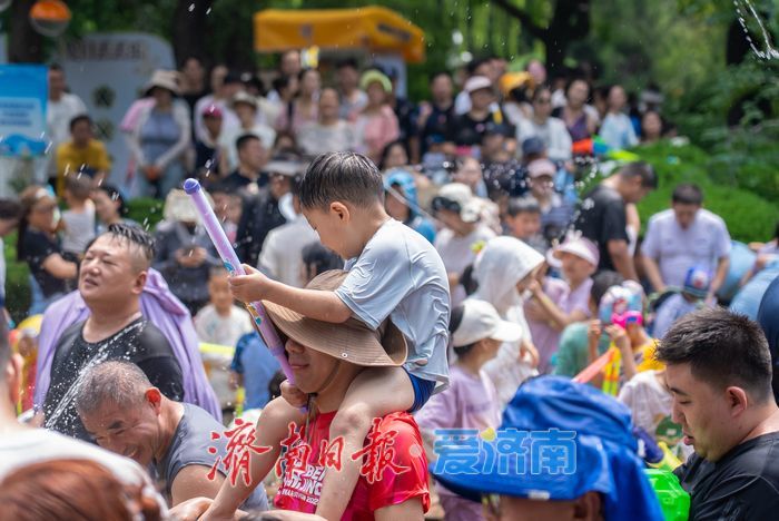 泼水吧！五龙潭的“大胡子叔叔”