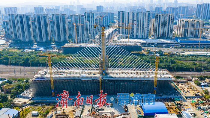 53.8米主塔架起跨铁通道！济南开源路打通东部交通堵点