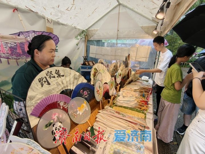 漫步市集泉声里 闲淘锦物雨色中