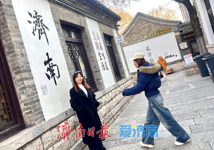 腊月将至百花洲，翰墨彩灯引客来