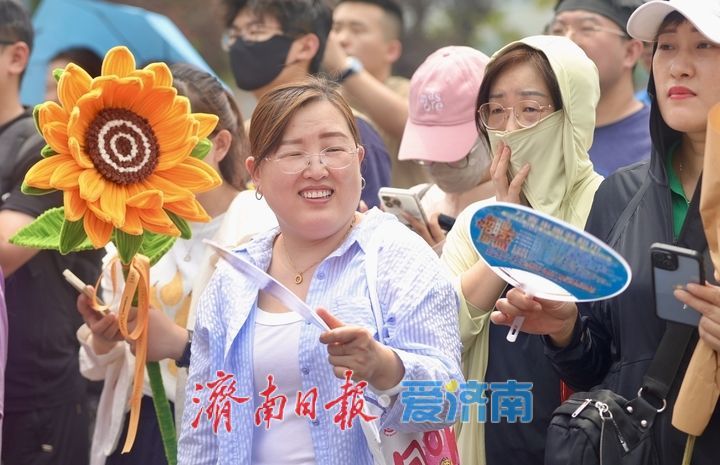 考场内笔锋驰骋 考场外爱意“陪烤”