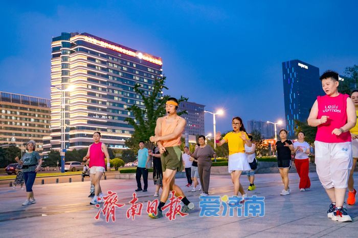 千万粉丝网红扎根泉城夏夜 奥体健身热潮点亮全民健身日