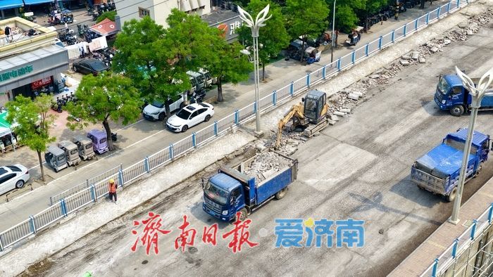 济南纬二路跨铁路天桥改造工程稳步推进 施工现场繁忙有序