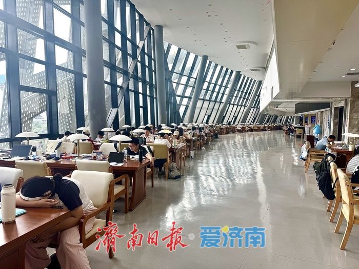 暑期末尾书香不减 济南市图书馆迎来阅读热潮