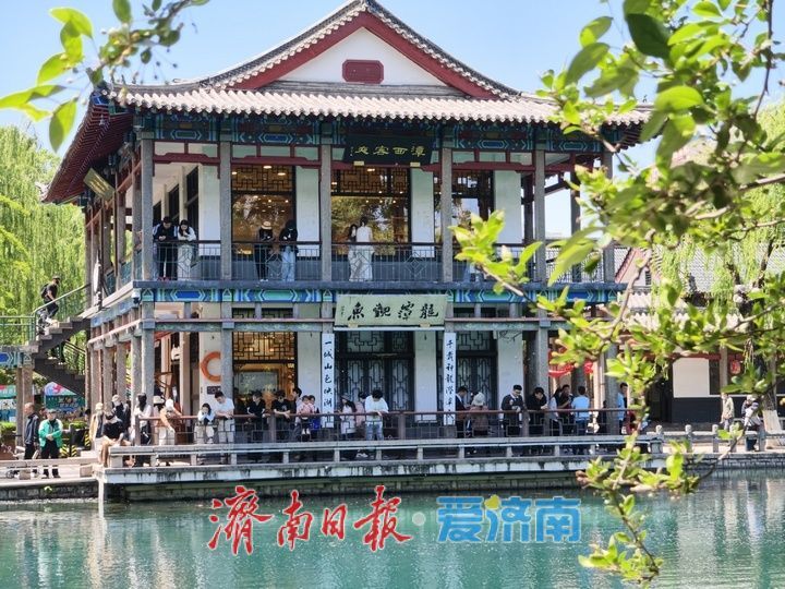 初夏五龙潭风光旖旎 游鱼戏水引客流连