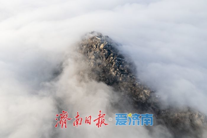 冬日华山迎来云海景观，缥缈景致引人入胜
