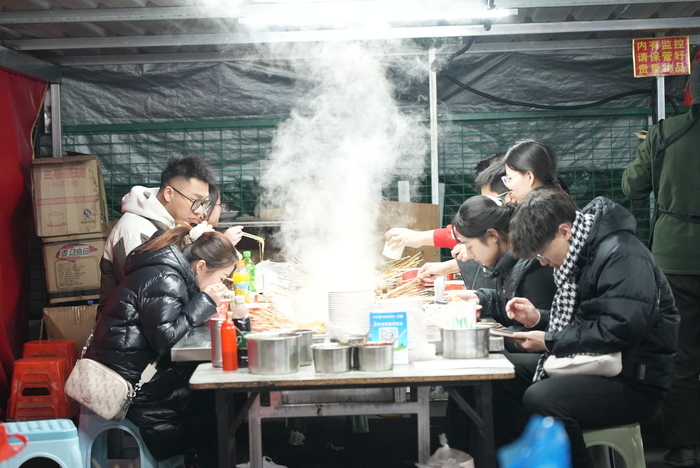 寒冬夜市 感受一抹温暖的烟火