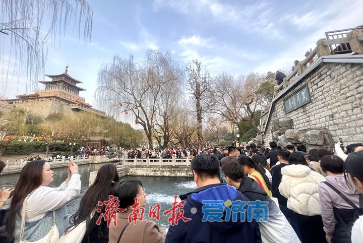 泉在济南过大年丨大年初六黑虎泉畔游客如织 听泉观澜享惬意春光