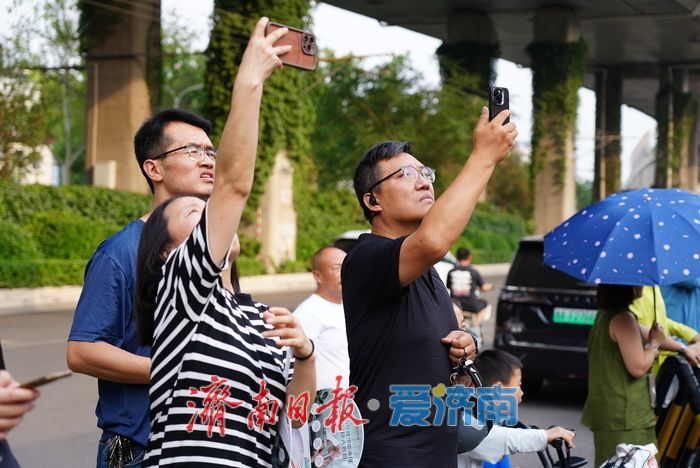 你走出考场的样子，是父母镜头里最珍贵的风景