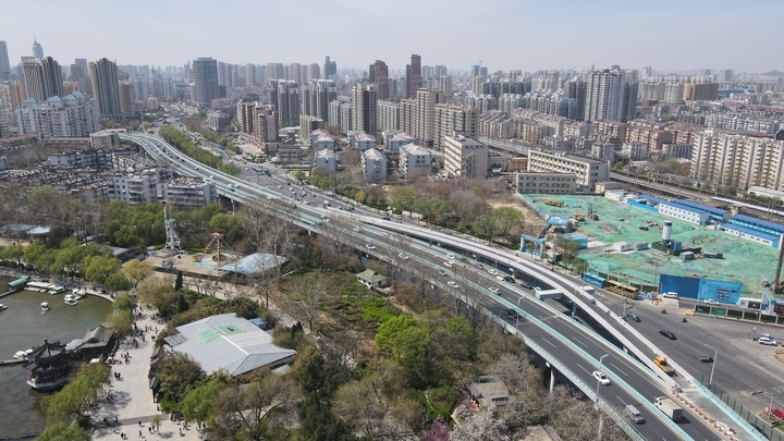 更进一步，济南顺河高架路经一路新建匝道开装隔音声屏障