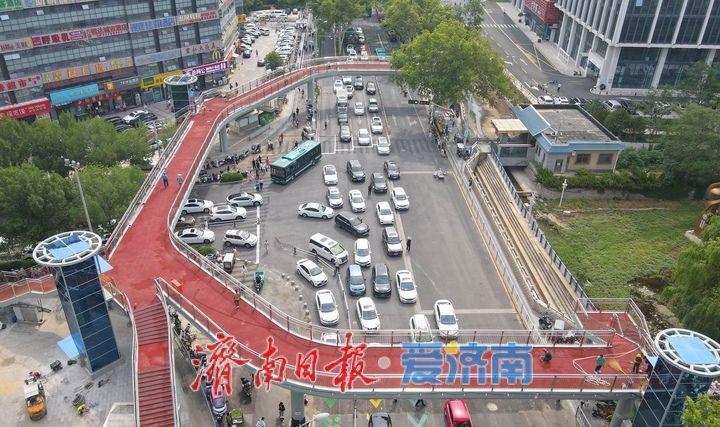 济南首座倒“凹”字形过街天桥建设收尾