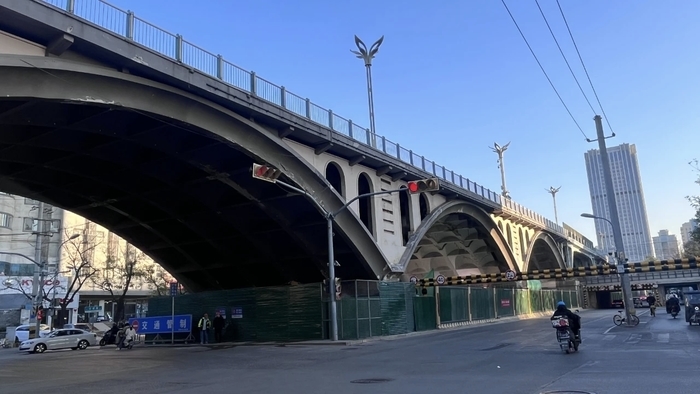 百年老天桥大修改造进入全新阶段，桥下商铺全部拆除完成