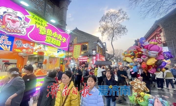 泉在济南过大年丨宽厚里春节夜：灯火璀璨，人潮涌动