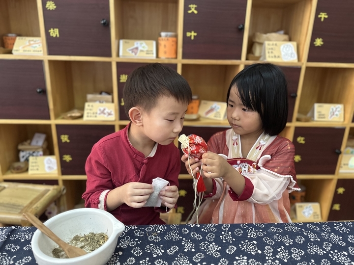 幼儿园过中秋节“花样多”