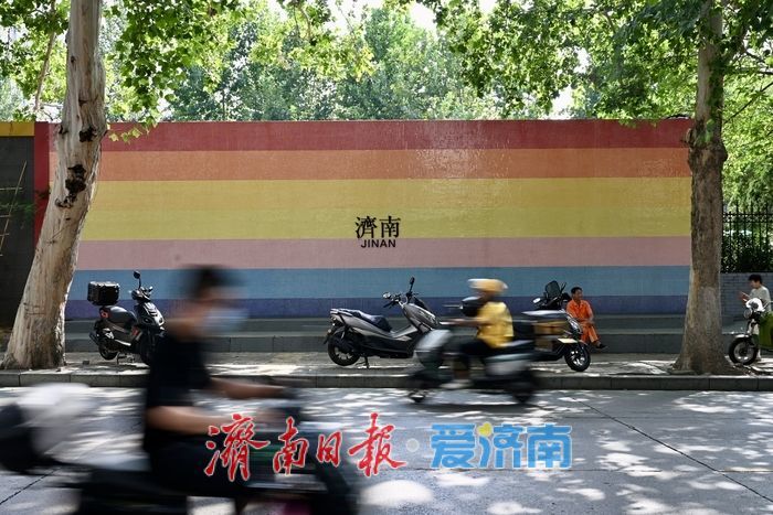 济南天桥区“彩虹墙”成网红新地标，艺术赋能带动老街消费热潮