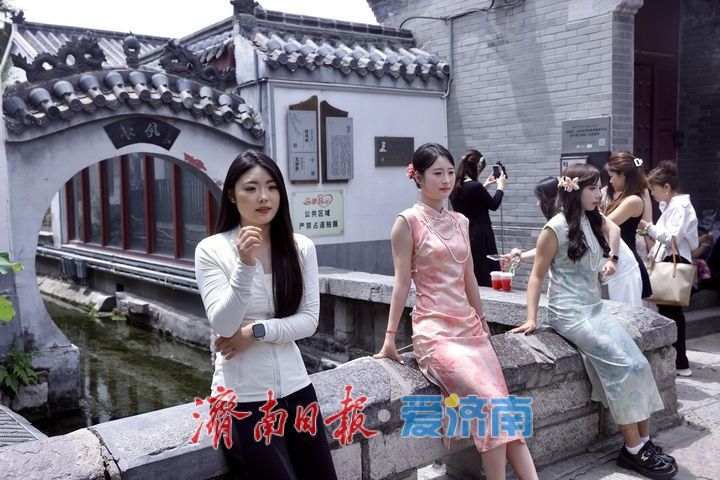 古风照里的“顶流”背景板：济南起凤桥开启“人从众”模式