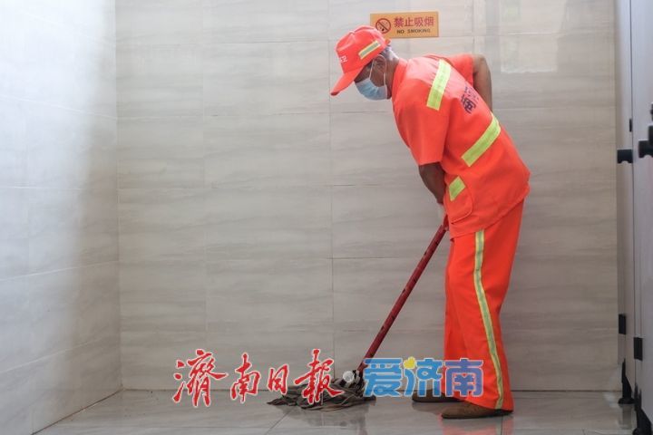 镜头定格：高温“烤”验下的美丽城市守护者