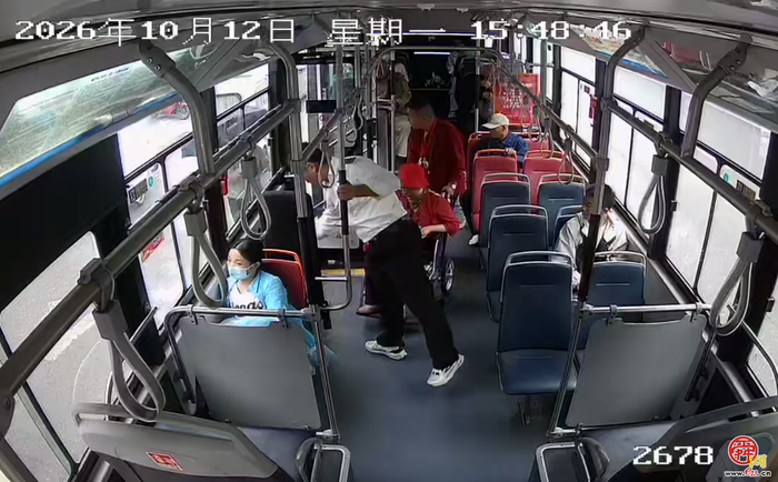 雨天温情帮扶 十米车厢传递泉城公交温度