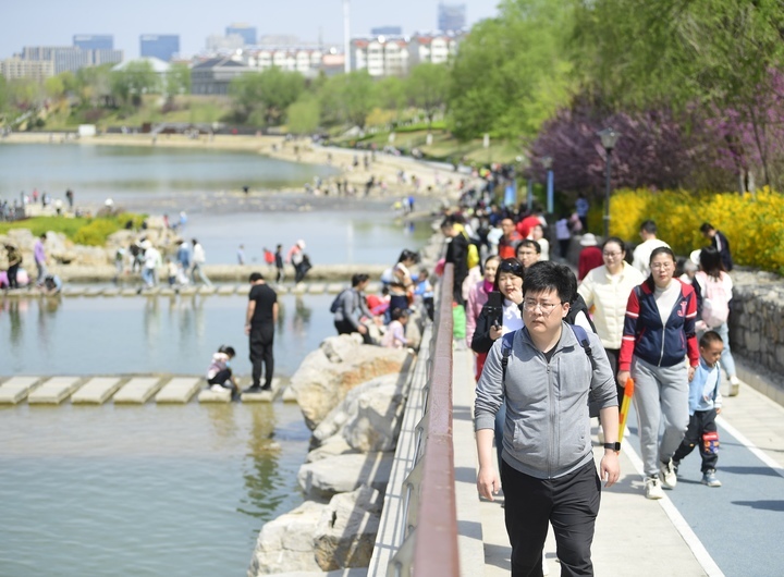 假日何必东奔西走，“家门口的公园”乐享野趣