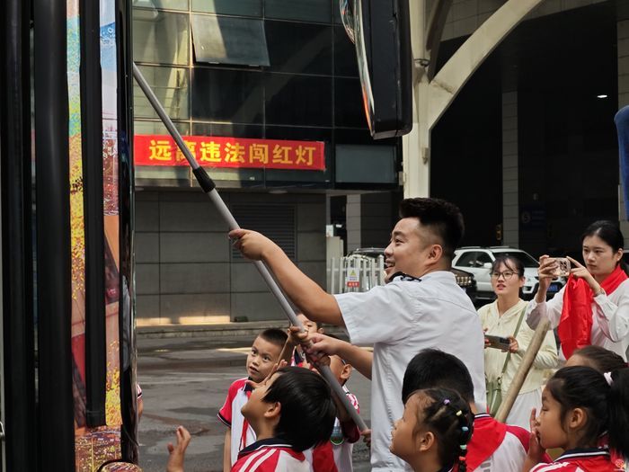 济南暑期“红领巾在行动”：体验公交文化 践行绿色出行