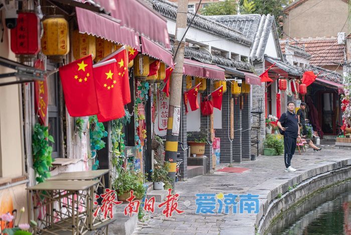 泉城 “中国红” 盛装迎国庆