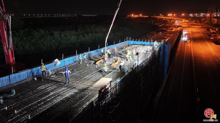 凤凰黄河大桥南延工程东站片区首联现浇梁顺利浇筑完成