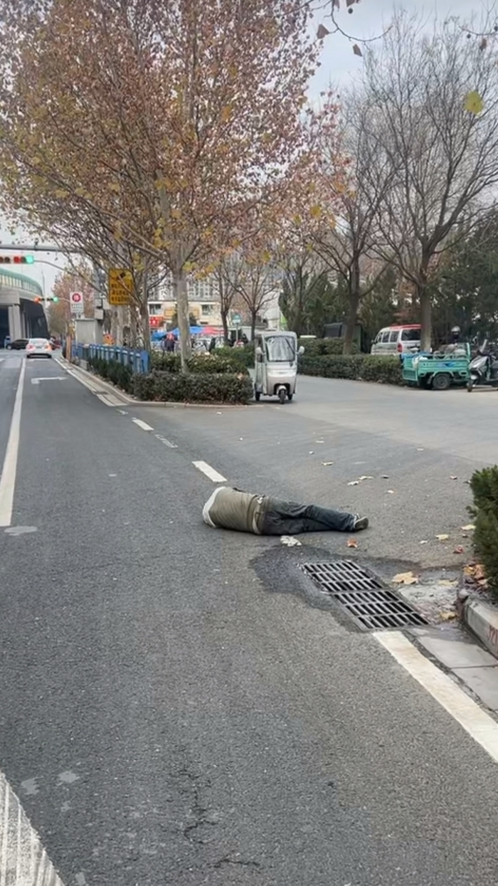 寒风中济南市民挥手15分钟为倒地男子挡车流 引导车辆避让