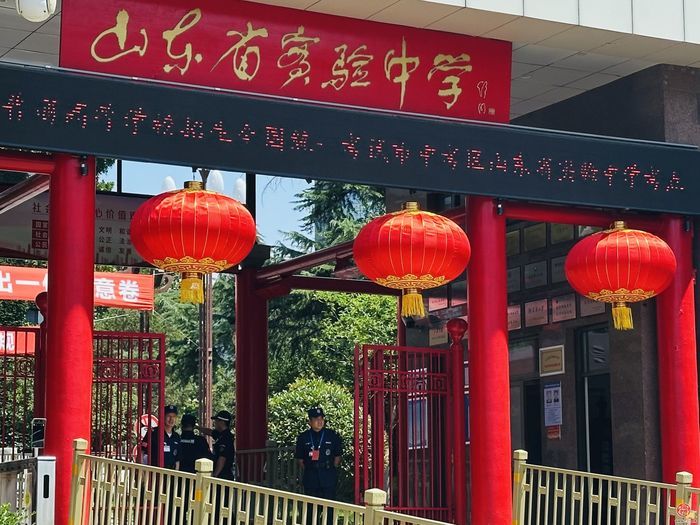 金榜前，那一抹金黄、一片湛蓝、一条飘带和一扇红门