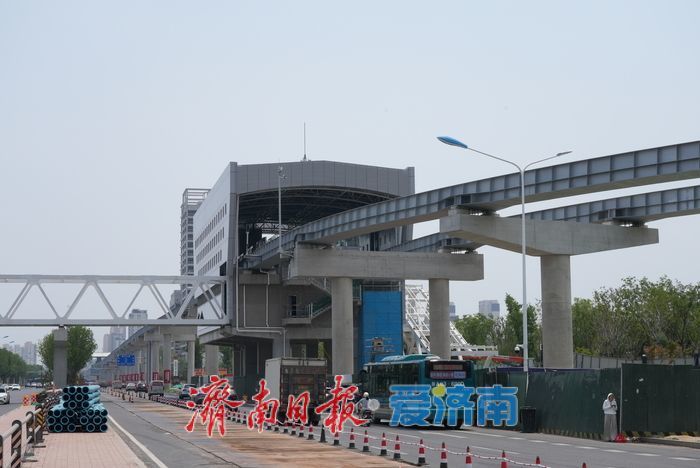 济南轨道交通2号线彭家庄站过街天桥主体完工，“轨交+云巴”立体交通网加速推进