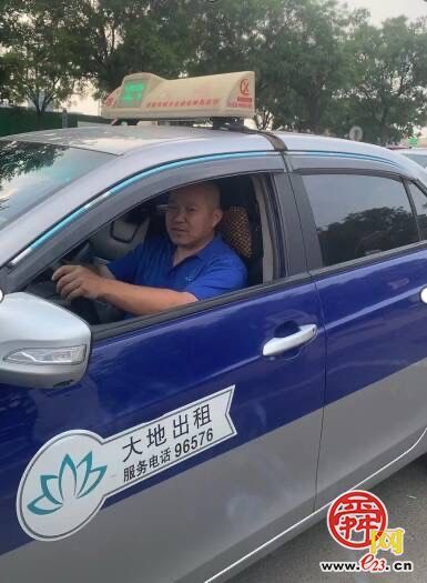 济南“的哥”连闯仨红灯！与硬币上演“生死时速”